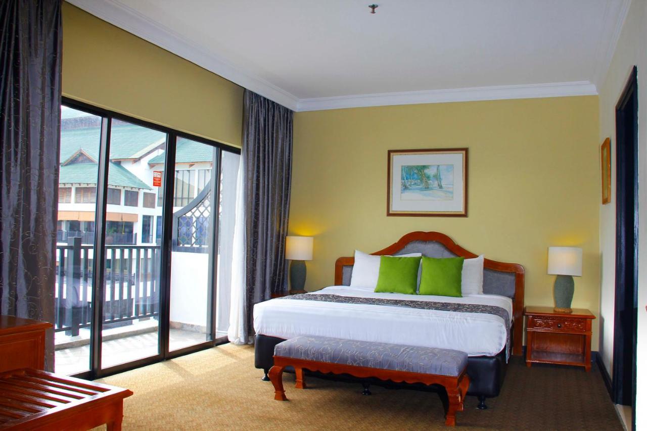 Mines Beach Resort Hotel Сери-Кембанган Экстерьер фото