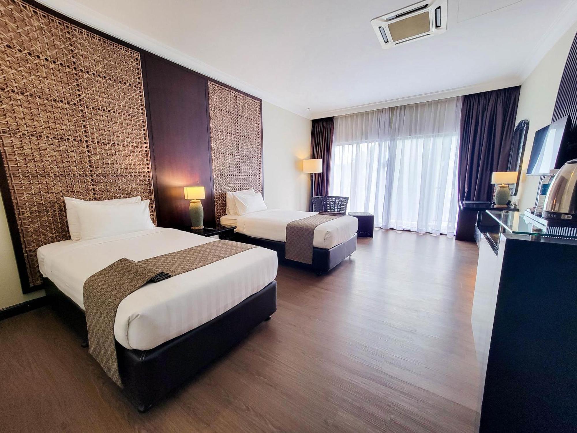 Mines Beach Resort Hotel Сери-Кембанган Экстерьер фото