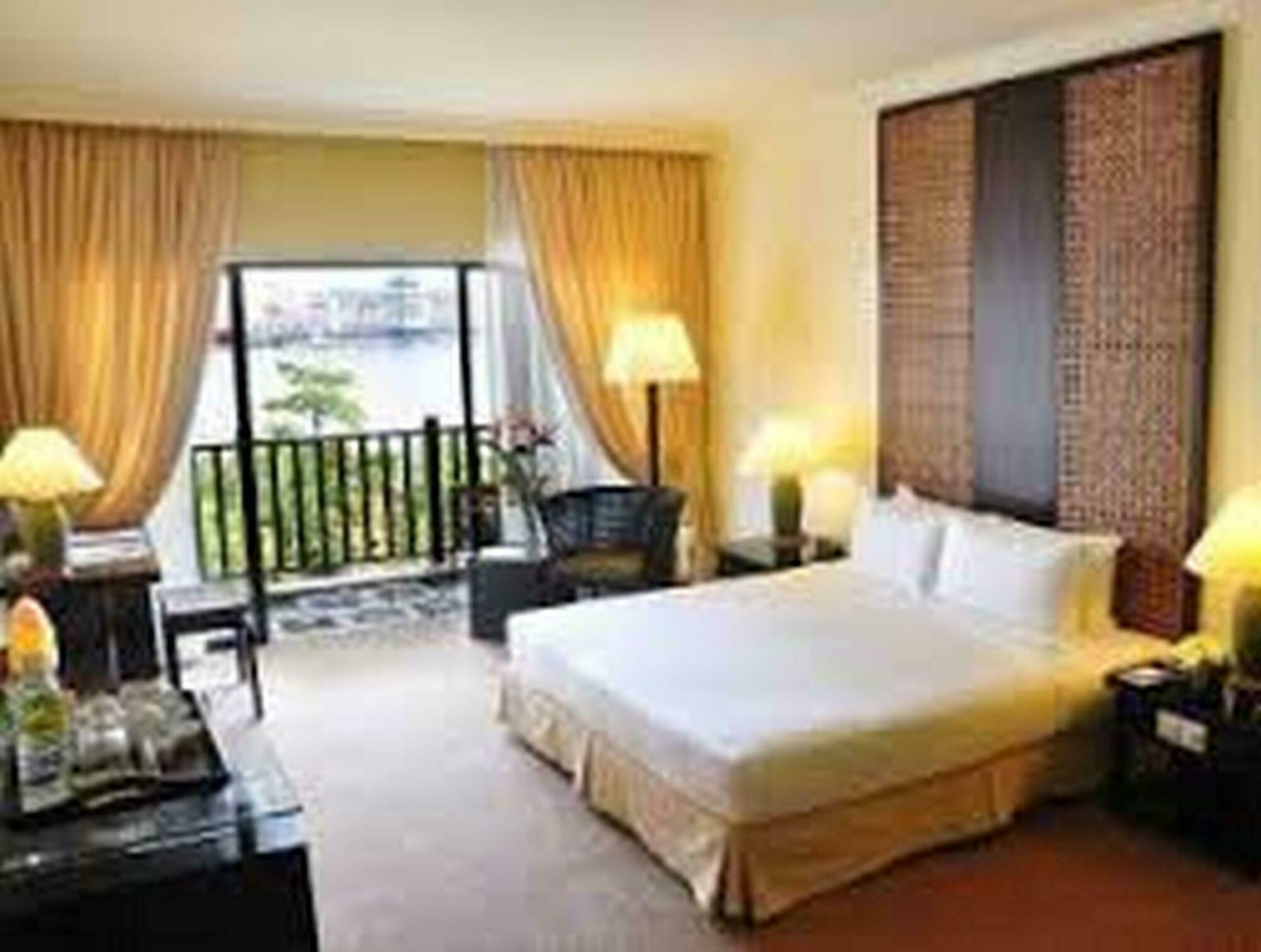 Mines Beach Resort Hotel Сери-Кембанган Экстерьер фото